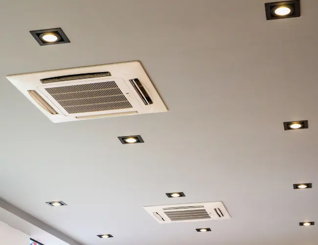 Sistema de climatización tipo cassette empotrado en falso techo, ideal para oficinas o locales comerciales en Valencia con distribución de aire en cuatro direcciones