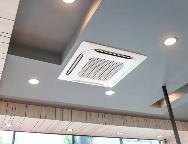 Sistema de climatización por conductos con rejilla integrada en falso techo, ideal para una solución centralizada y discreta en viviendas o locales de Valencia