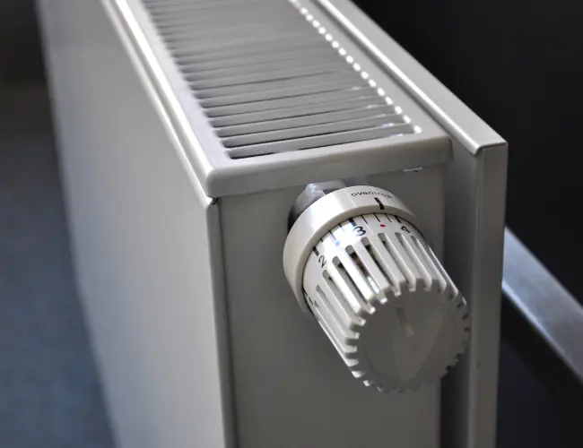 Radiador con válvula termostática para control de temperatura
